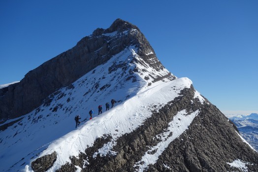 Eine Viererseilschaft befindet sich im Aufstieg zum Vrenelisgärtli auf dem schneebdeckten Schwandergrat