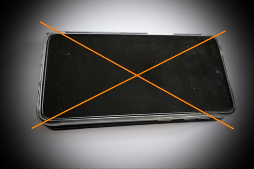 Ein Mobilgerät durchgestrichen mit zwei orangen Linien.