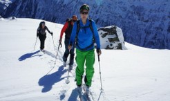 Eine Gruppe von drei Skitourengaengern hintereinander