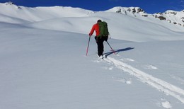 Eine Person spurt mit den Ski Richtung Marmorkamm