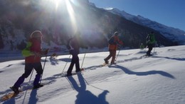 Gruppe von Schneeschuhläufern in einer Kolonne im Urnerboden