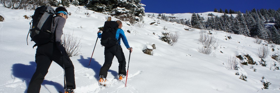 Zwei Skitourengänger befinden sich im Aufstieg zur Marenegg.