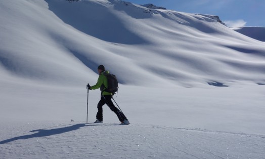 Ein Skitourengaenger spurt im unberuehrtem Schnee.