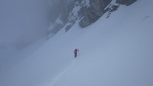 Ein Skitourengaenger in einem steilen Schneefeld an der Tinnisflue.