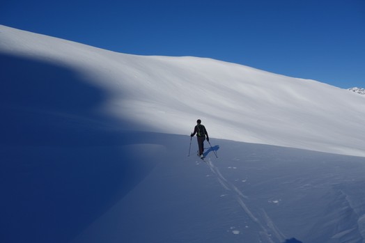 Ein Skitourengänger spurt in unberührtem Schnee am Zwitscherchopf.