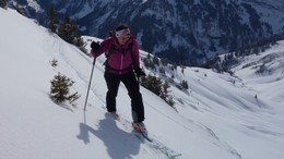 Eine Skitourengängerin im Aufstieg zur Tinnisflue