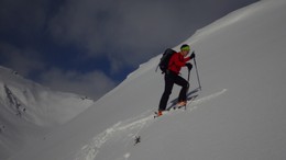 Eine Skitourengängerin im Aufstieg