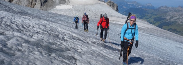 Viergruppe auf dem Gletscher im Aufstieg zum Clariden.
